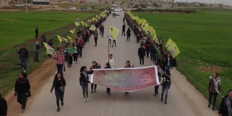 Genç kadınlar tecrite karşı alanlara çıktı