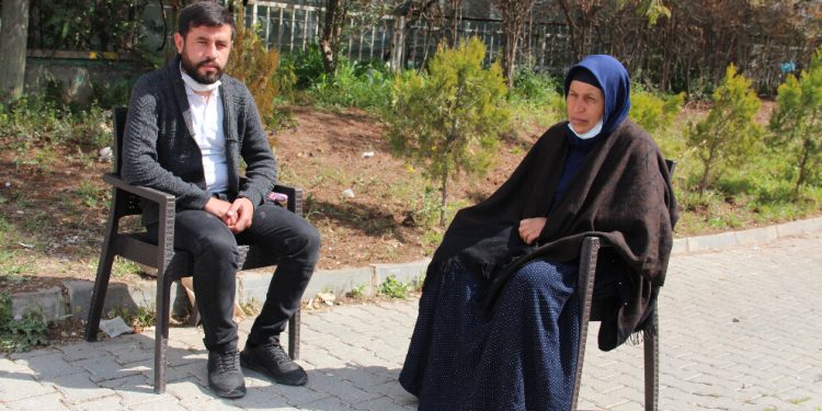 Anne Emine Şenyaşar duruşma günüde “Adalet” nöbetinde