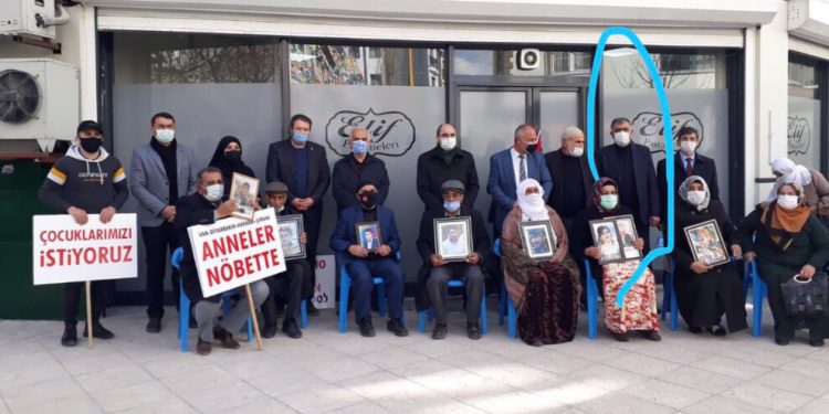 Yolsuzluktan atılanlarda HDP önünde çocuklarını arıyorlar!