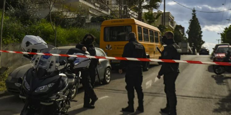 Atina’da bir gazeteci evinin önünde silahlı saldırı sonucu öldürüldü