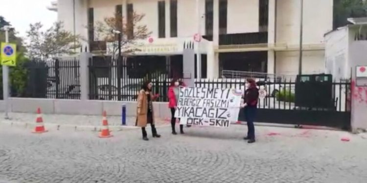 İstanbul Sözleşmesi’nin feshedilmesini protesto eden 4 genç kadın rehin alındı