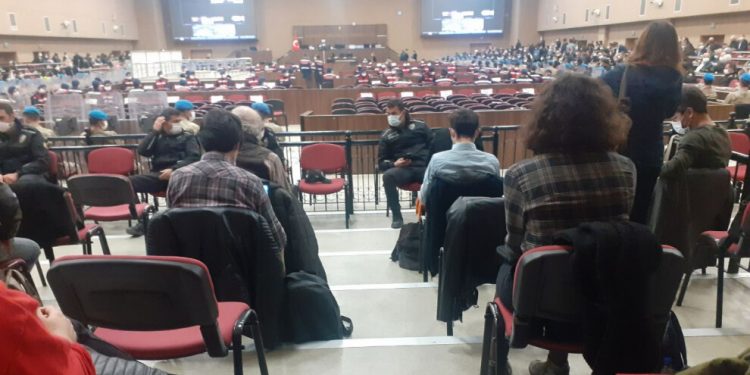 Kobanê Davası’nda engellemelere rağmen tüm avukatlar salona girdi