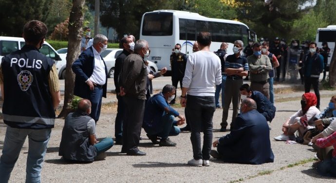 Amed’de tecrite karşı oturma eylemi gerçekleştirildi