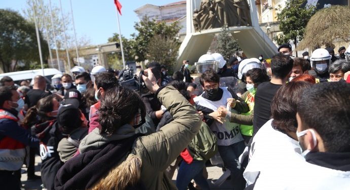 1 Mayıs programlarını açıklamak isteyen kitleye polis saldırdı; onlarca kişi rehin alındı