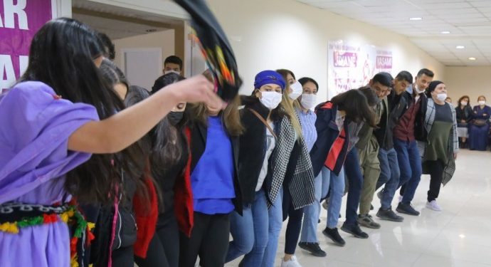 Mardin gençliği Halklar Önderinin doğum günü için şenlik düzenledi