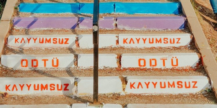 ODTÜ yönetiminin öğrencilerle inatlaşması; merdivenler yeniden boyandı