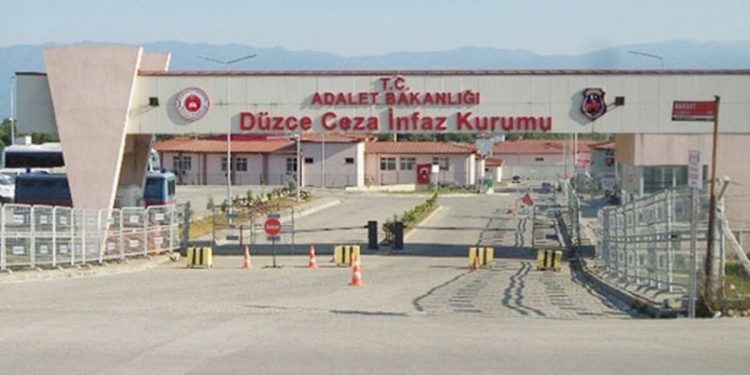 Açlık grevindeki 15 siyasi tutsağa hücre cezaları verildi