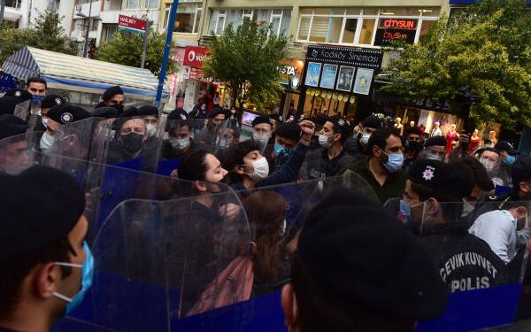 Mayıs ayı şehitleri anmasına polis saldırdı; 15 kişi rehin alındı