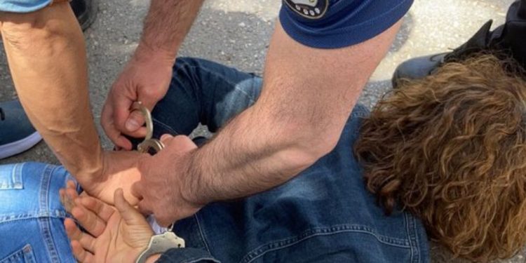 Yasağa ve saldırılara rağmen İzmir 1 Mayıs kutlaması için alanlara çıktı