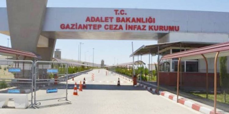 Zindanlarda hak ihlalleri devam ediyor; Dîlok’da kadın tutsaklar revire götürülmüyor