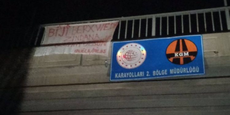 Muğla’da açlık grevi direnişine dikkat çekmek için pankart asıldı