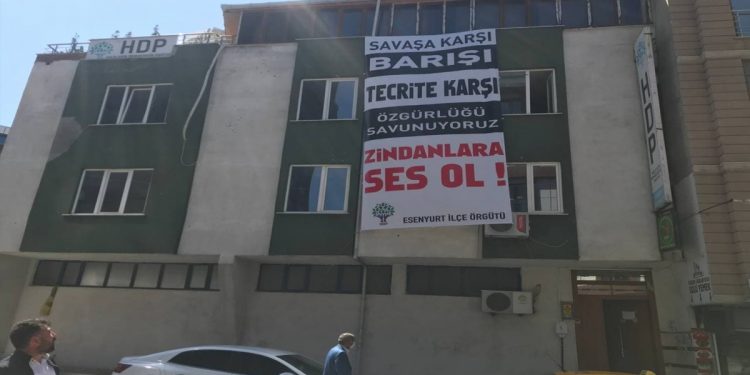 Esenyurt’da açlık grevinin 170’inci gününde pankart asıldı