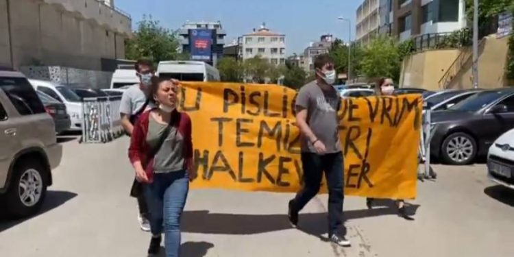 “Bu pisliği devrim temizler” pankartı taşıyan 5 genç rehin alındı