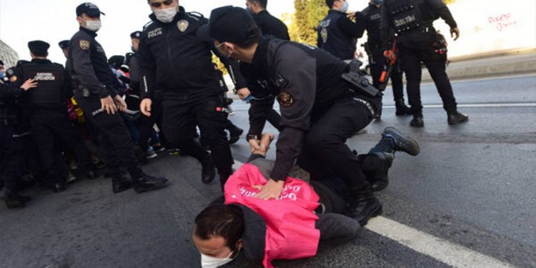 1 Mayıs kutlamalarının yasaklanmasına karşı sokağa çıkan 19 kişi rehin alındı