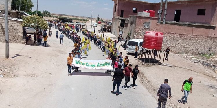Türk ordusunun işgal saldırılarına karşı Şehbalı öğretmen ve öğrencilerden eylem