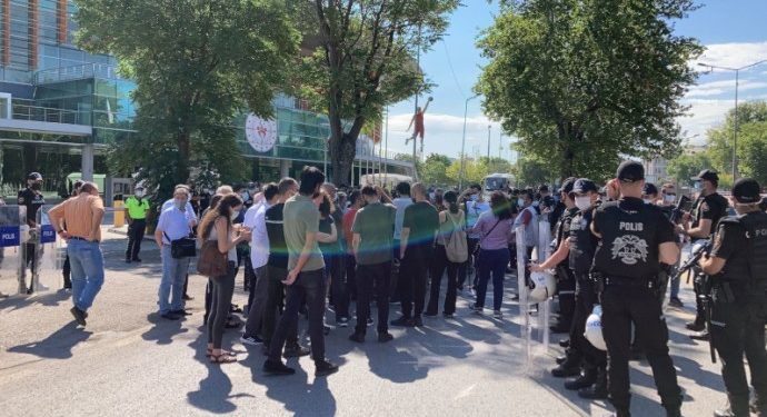 Suruç Aileleri İnisiyatifi’ne saldıran faşist polis 13 kişiyi rehin aldı