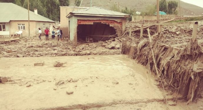 Başkale’de sel nedeniyle onlarca ev ve ahır yıkıldı