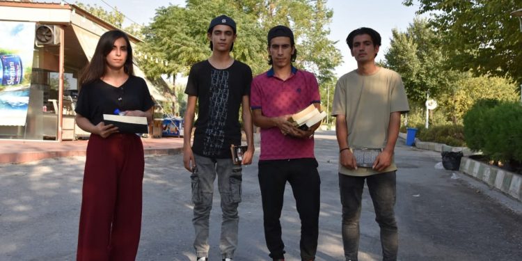 Başûr gençliği Halklar Önderi’nin kitaplarını dağıttı