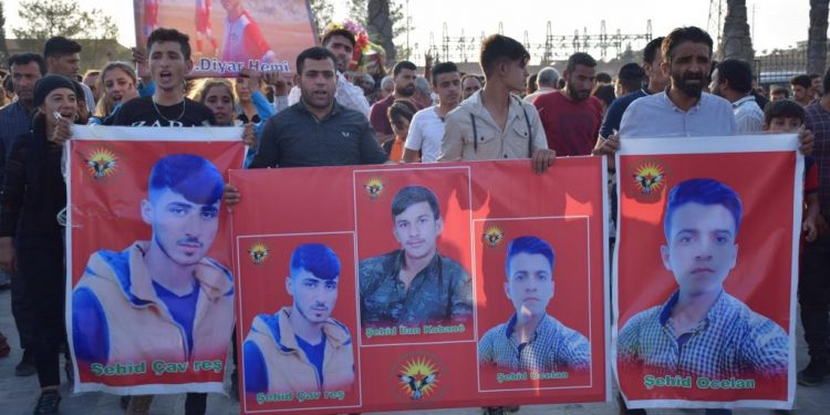 Kobanê şehit düşen 3 savaşçıyı son yolculuğuna uğurladı