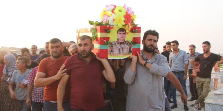 Kobanê 3 şehidi son yolculuğuna uğurladı