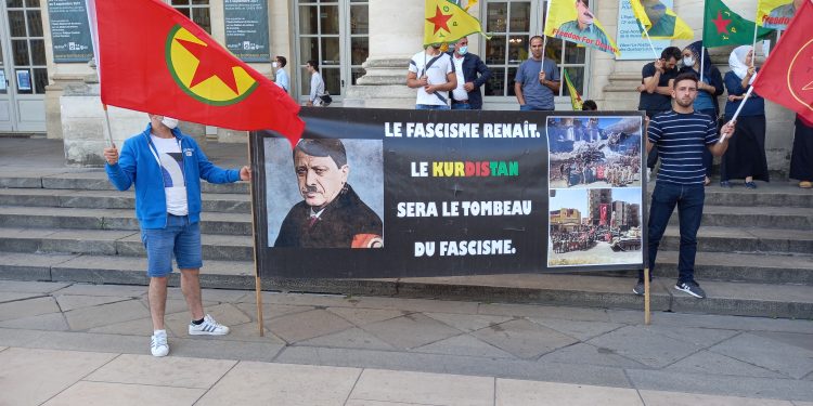 Bordeaux’da gençler Şengal saldırısını protesto etti