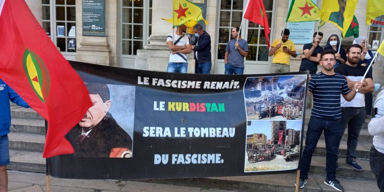 Bordeaux’da gençler Şengal saldırısını protesto etti