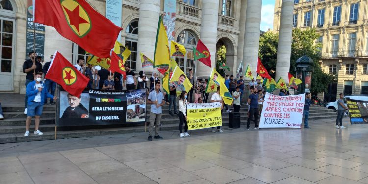 Bordeaux’da gençler Şengal saldırısını protesto etti