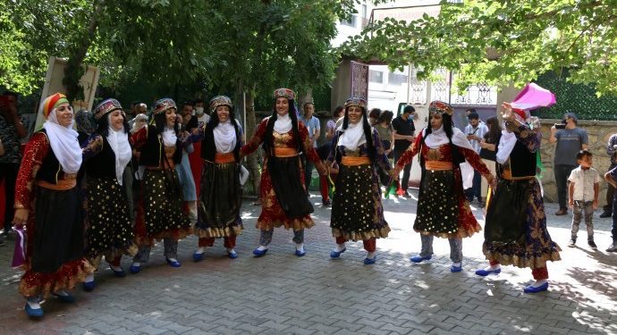 Kadın, Doğa, Kültür ve Sanat Festivali halaylarla başladı