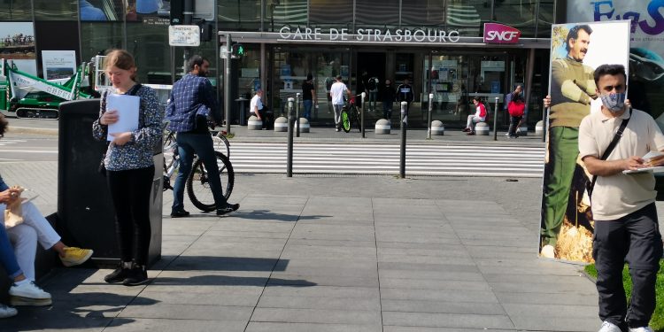 Strasbourg’da gençler Önder Öcalan’ı halka tanıttı