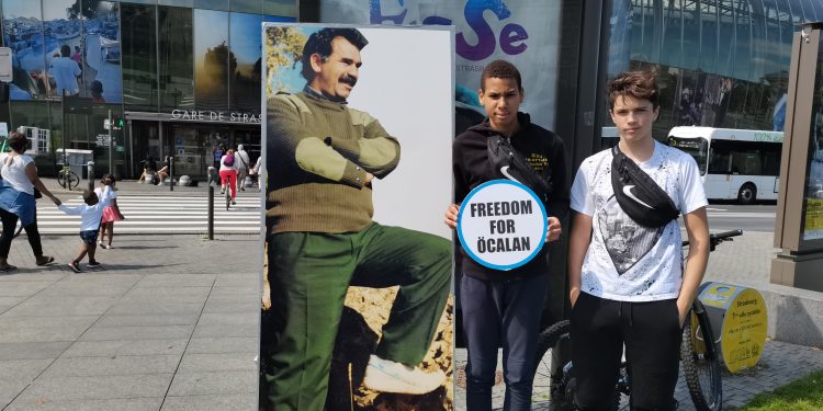 Strasbourg’da gençler Önder Öcalan’ı halka tanıttı