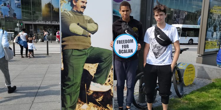 Strasbourg’da gençler Önder Öcalan’ı halka tanıttı