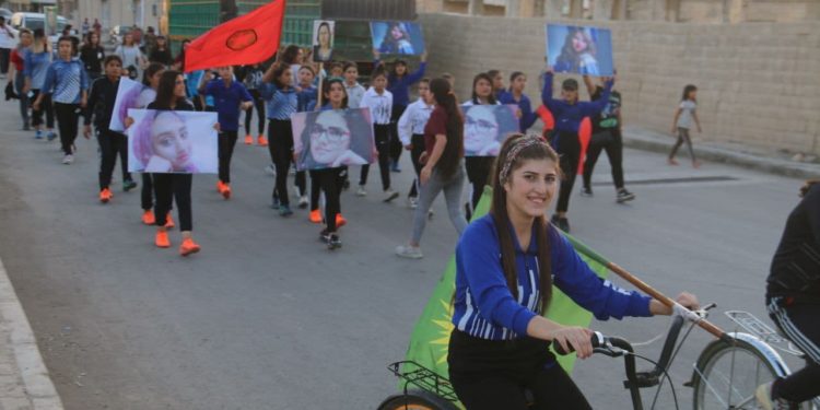 Kobanê’de genç kadınlardan bisikletli yürüyüş