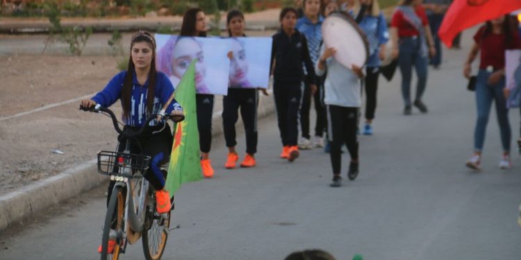 Kobanê’de genç kadınlardan bisikletli yürüyüş