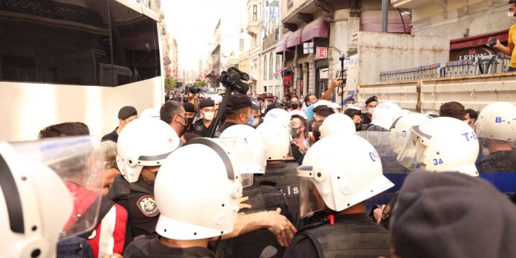 Taksim’deki mitinge saldırı; çok sayıda kişi darp edilerek rehin alındı