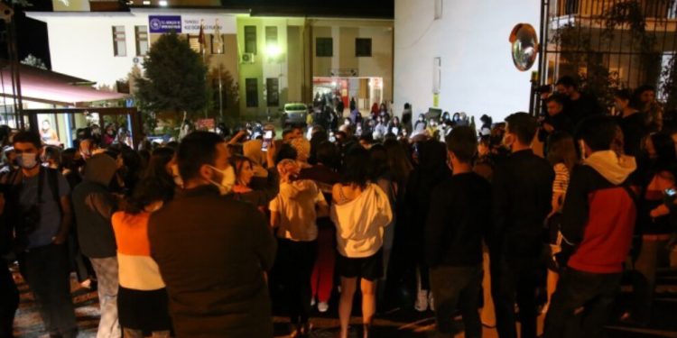 “Barınamıyoruz” diyen öğrencilere faşist polis saldırdı; 100’e yakın öğrenci rehin alındı