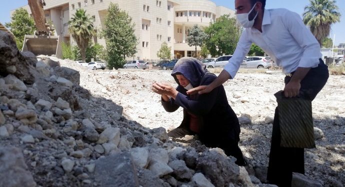 Anne Şenyaşar’ın toprağı kazarak adalet araması 21’inci yüzyıl Türkiye’sinin sembolüdür