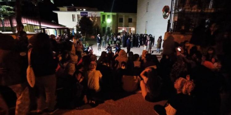 Gece yarısı yurttan çıkarılan genç kadınlar yurt yönetimini protesto etti