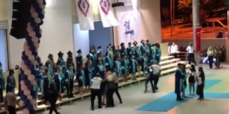 ‘İstanbul Sözleşmesi’ yazılı maske takan kadın öğrenciler saldırıya uğradı