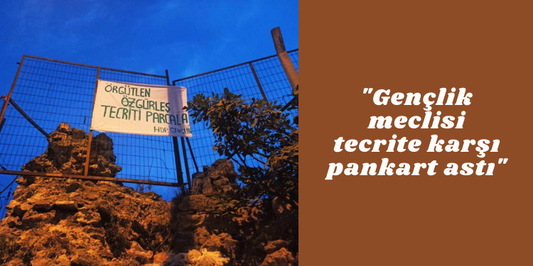 Gençlik meclisi tecrite karşı pankart astı