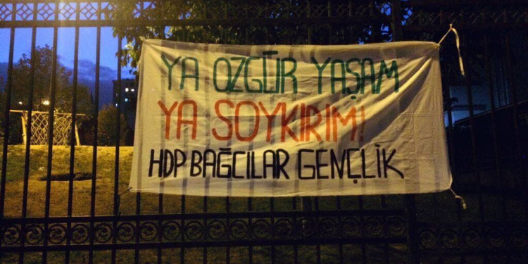 Gençlik meclisinden pankart; “Ya özgür yaşam ya soykırım!”