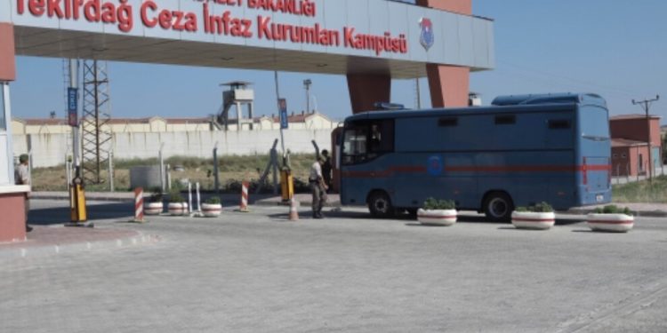 Siyasi tutsaklar gardiyan işkencesine maruz kaldı