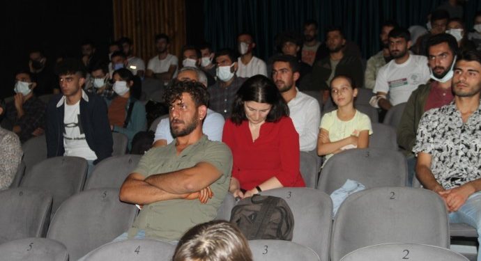 Gençlik meclisi tarafından düzenlenen etkinlikte “Dawiya dawî” oyunu sahnelendi