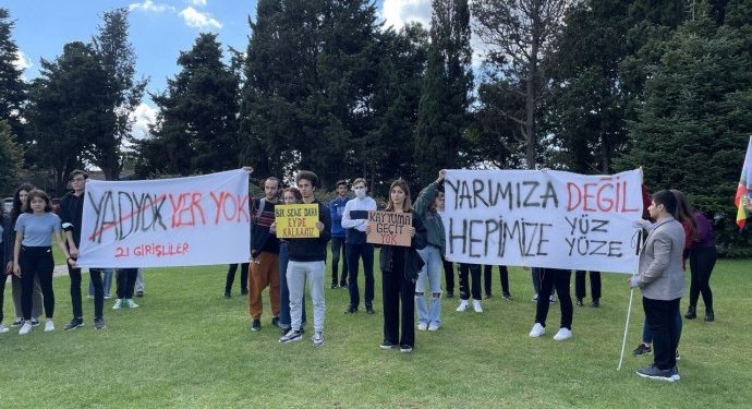 Boğaziçi Üniversitesi öğrencileri online eğitimi protesto etti