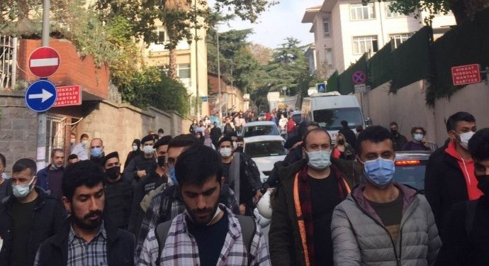 İstanbul Üniversitesi öğrencilerine, ırkçı grubun saldırı girişimi