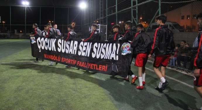 Gençlik meclisinin futbol turnuvasında ‘Çocuk susar sen susma’ pankartı