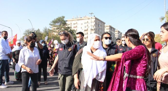 Yazması Faşist polislerce çalınan anne: Gün mücadele günüdür