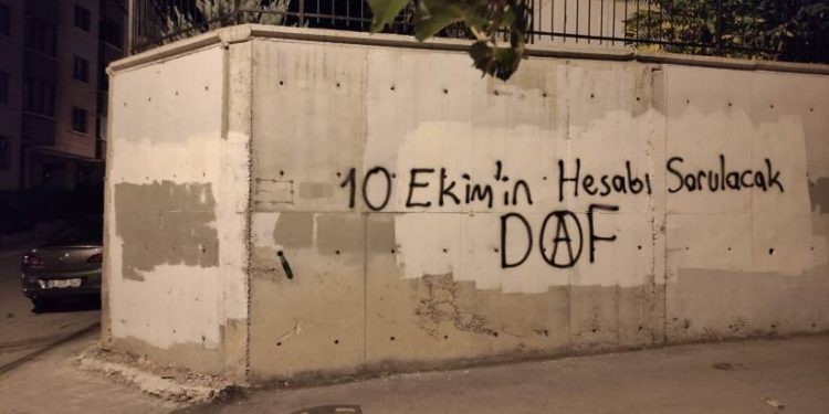 Duvar yazılaması yapan 3 genç polis tarafından kaçırıldı