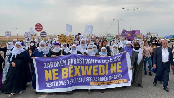 Barış Anneleri kimyasal silah saldırılarına karşı sınır kapısına yürüdü