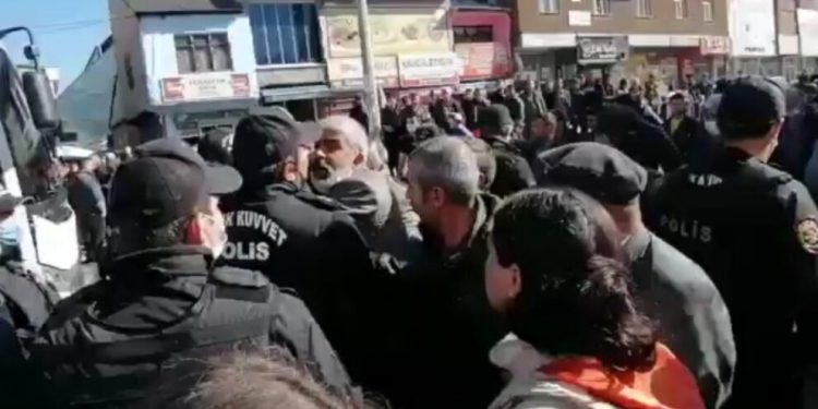 İşgalci polis halka saldırdı; Çok sayıda kişi rehin alındı