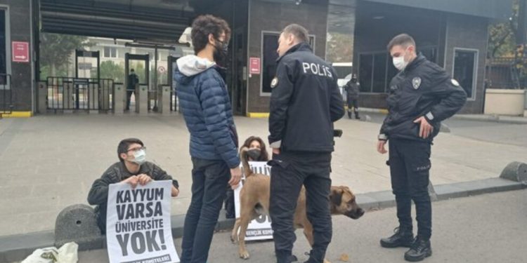 11 öğrenci rehin alındı